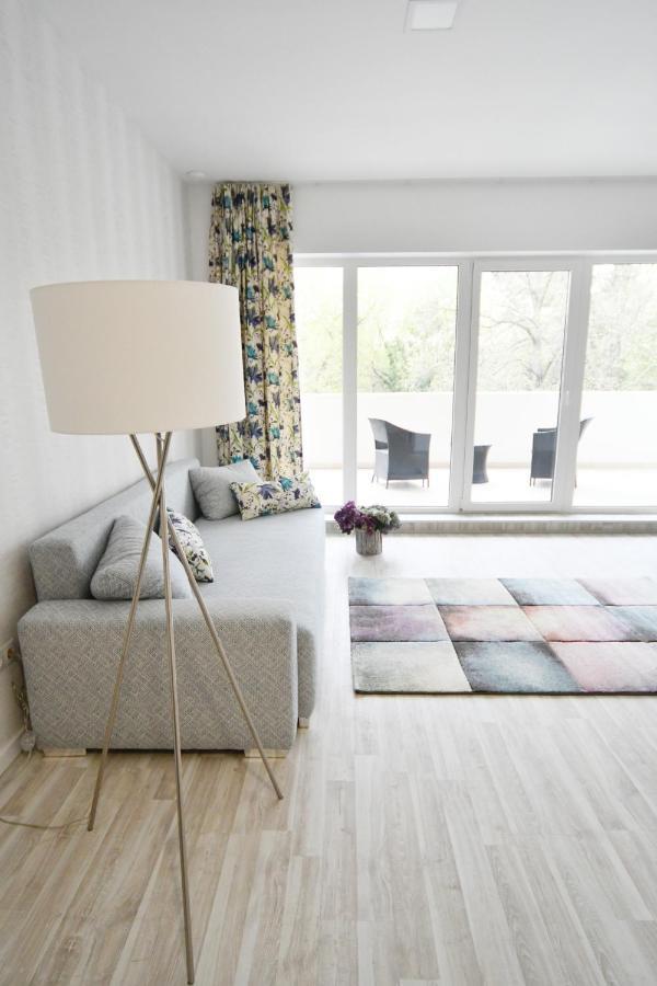 סולנוק Moment Apartments מראה חיצוני תמונה